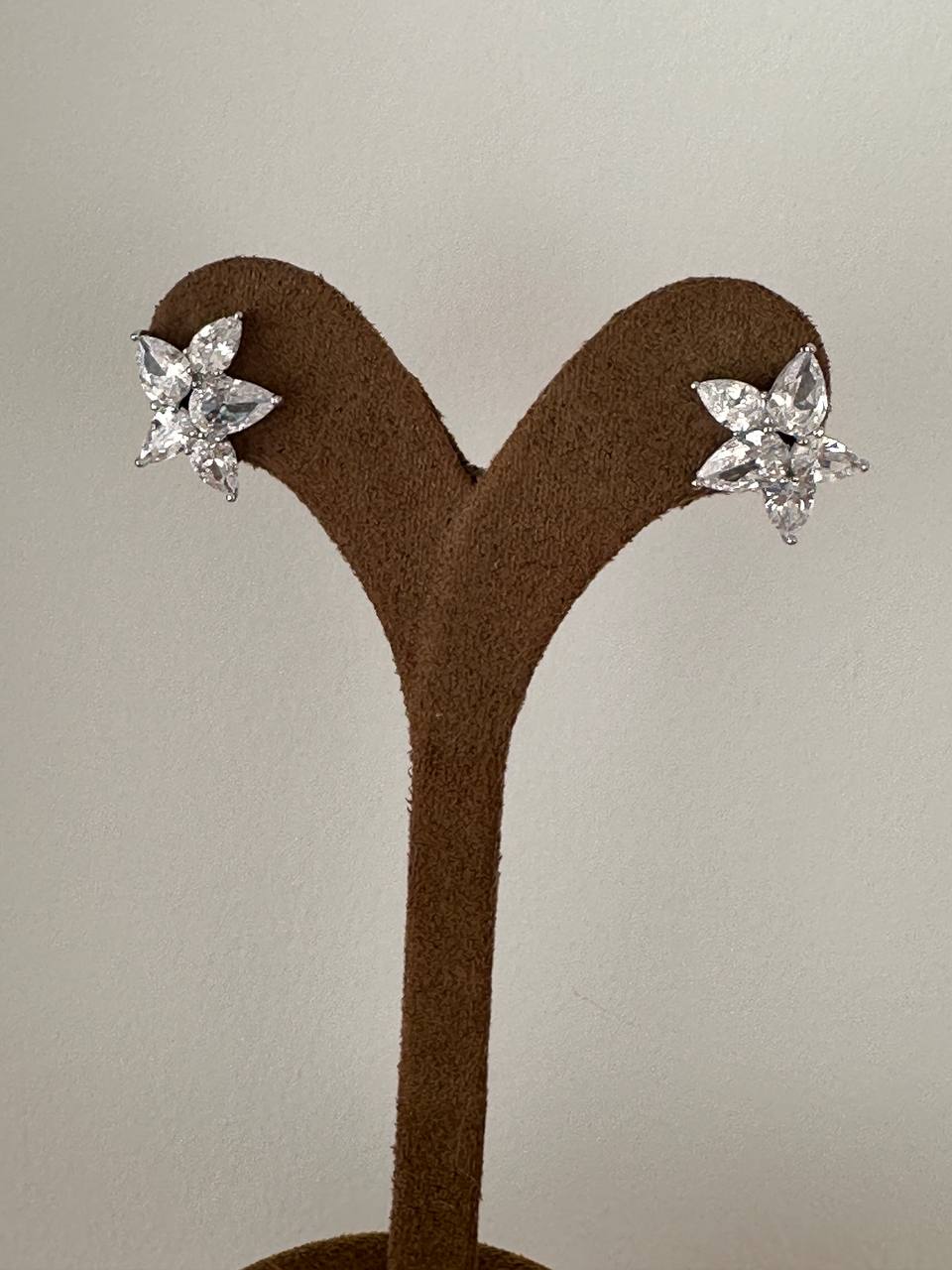 Vip Seri Gümüş Renk 925 K Gümüş Kaplama Zirkon Taşlı Çiçek Figürlü Küpe Genişlik 1,5 cm.