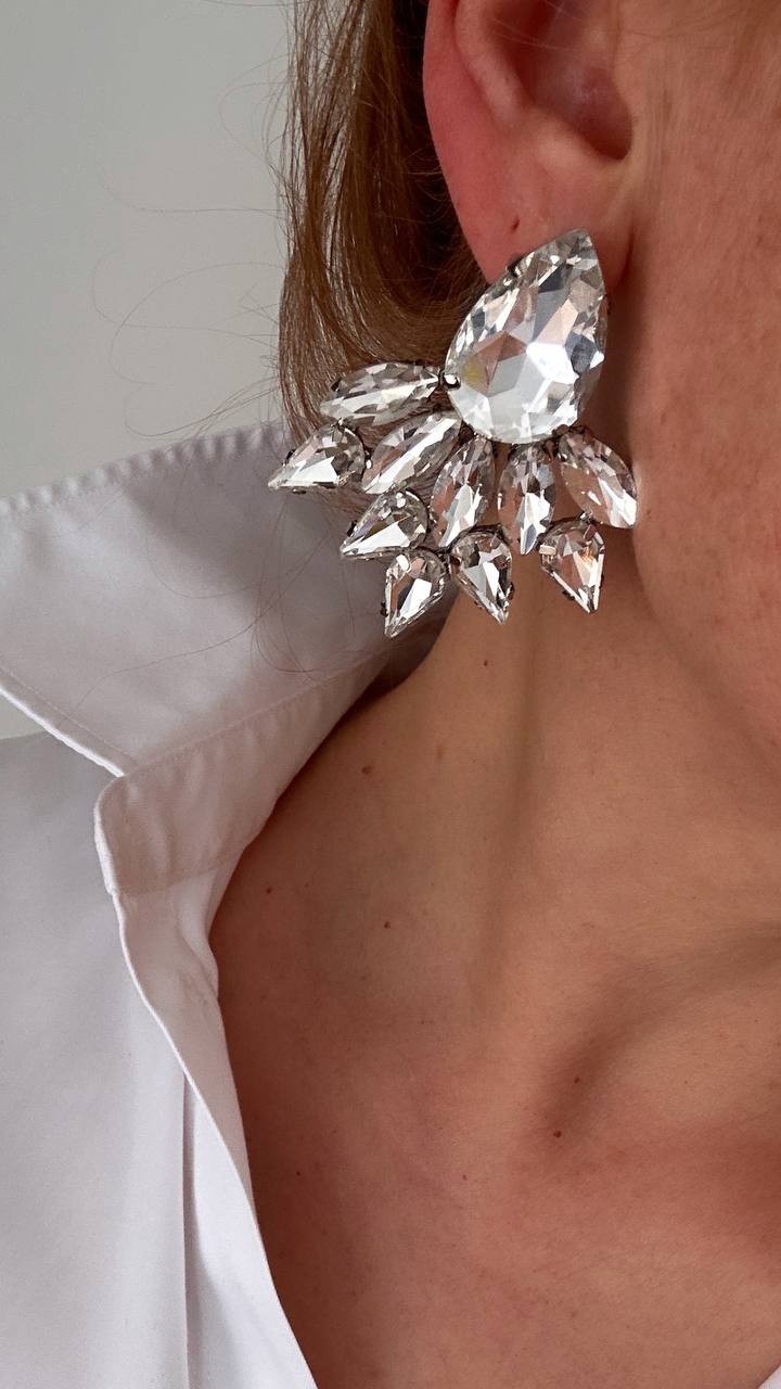 Gümüş Renk Rodyum Kaplama Kristal Taşlı Tasarım Küpe Genişlik 4,5 cm. Uzunluk 5,5 cm.