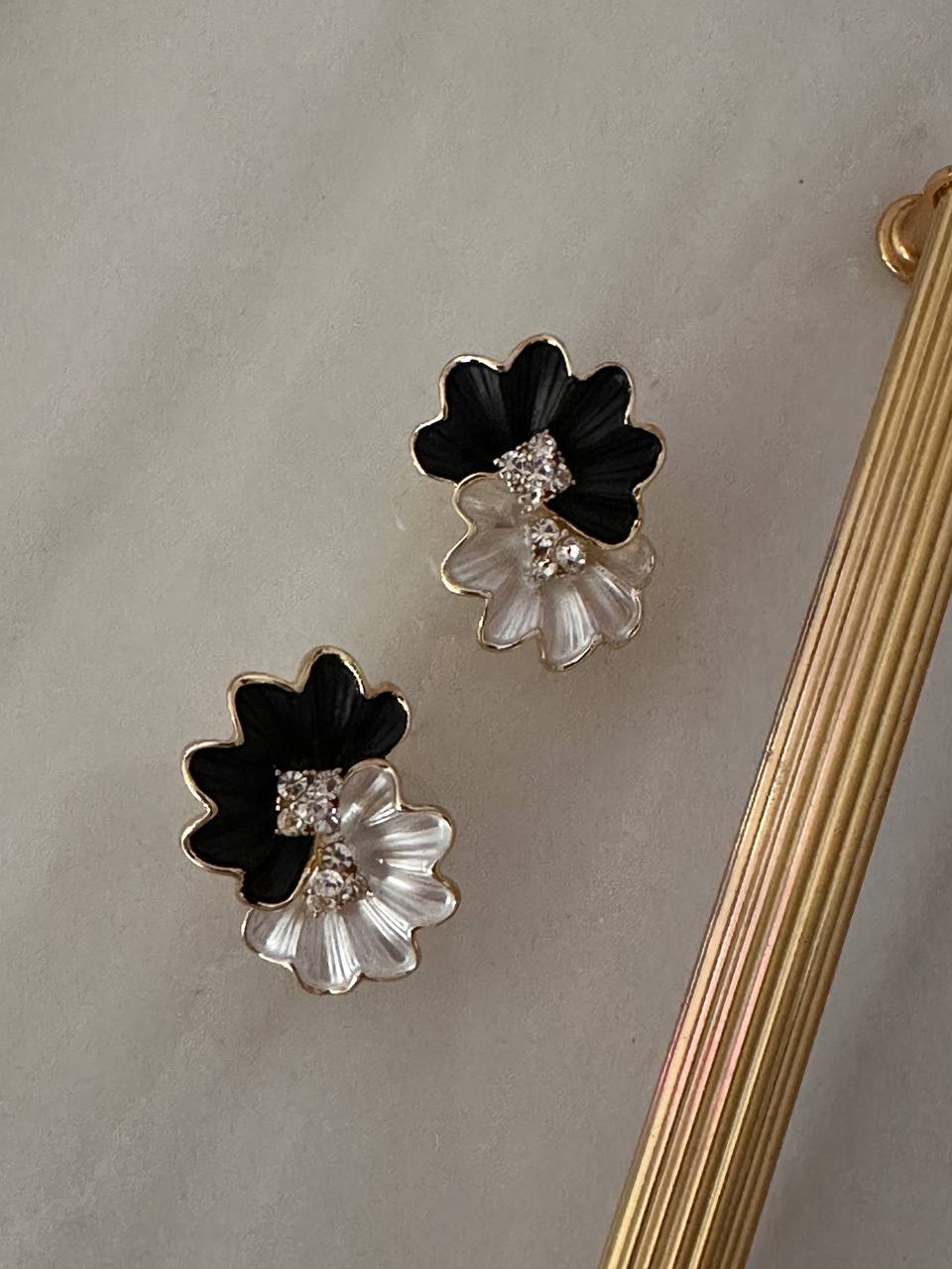 Vip Çelik Gold Renk Siyah Beyaz Mineli Zirkon Taşlı Çiçek Figürlü Premium Seri Antialerjik Küpe Genişlik 2 cm. Uzunluk 3 cm.