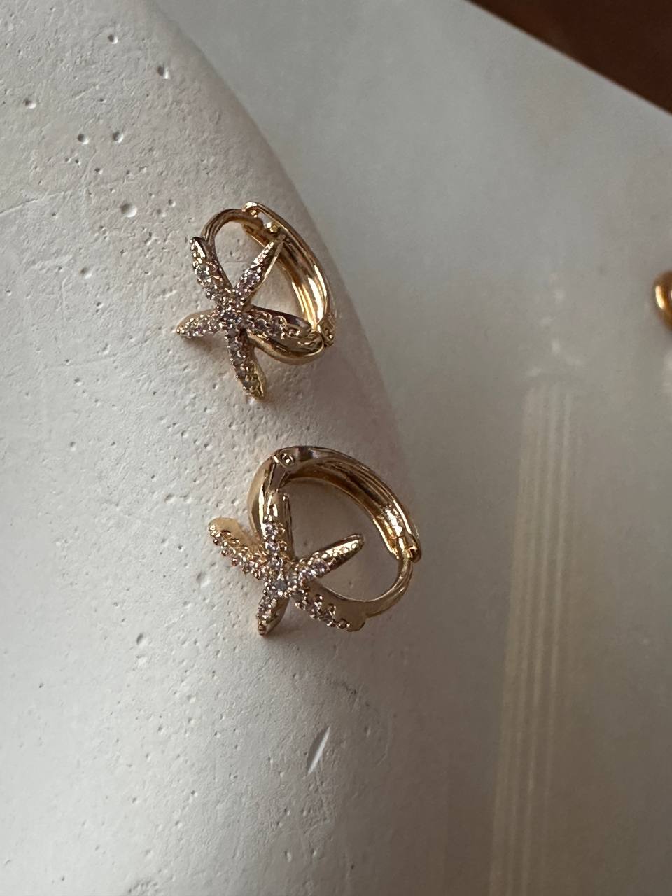 Vip Çelik Gold Renk Zirkon Taşlı Deniz Yıldızı Figürlü Antialerjik Halka Küpe Genişlik 1,3 cm.