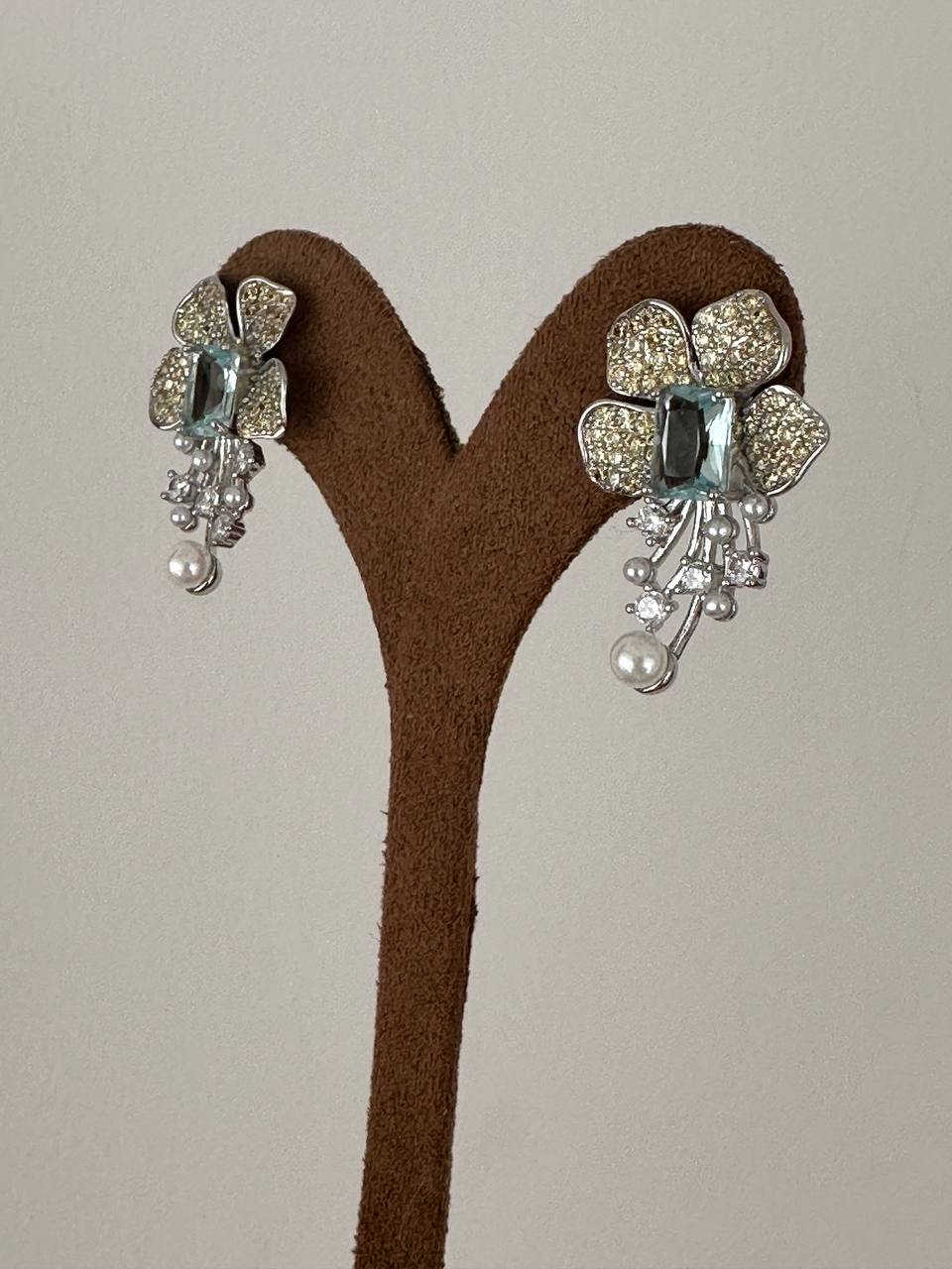 Vip Seri Gümüş Renk 925 K Gümüş Kaplama Zirkon Renkli Taşlı İnci Detaylı Çiçek Figürlü Küpe Genişlik 2 cm. Uzunluk 3 cm.