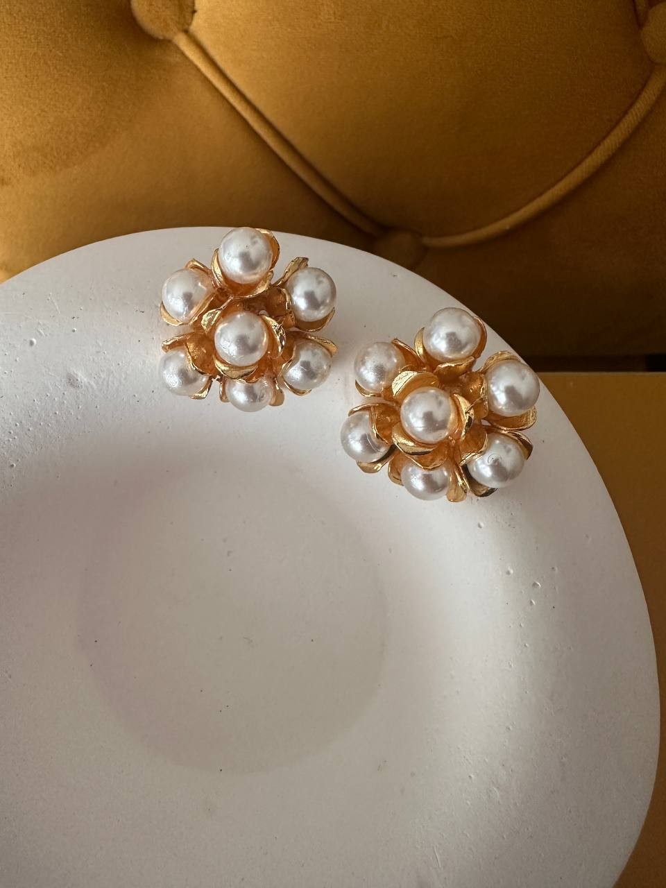 Gold Renk Zamak Üzeri Altın Kaplama Cam İnci Detaylı Çiçek Figürlü Özel Tasarım Küpe En Boy 3 cm.