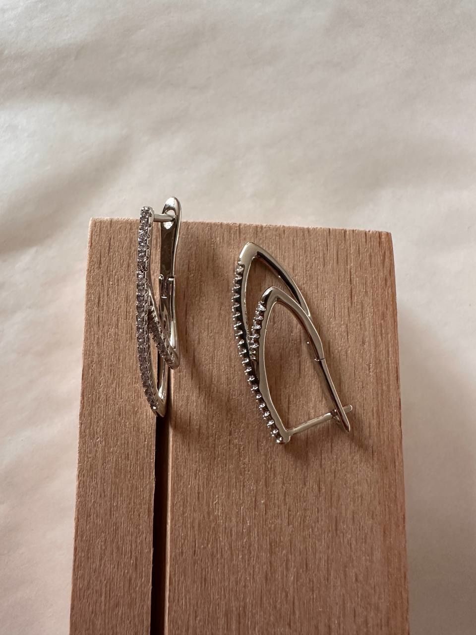Vip Çelik Platin Renk Zirkon Taş Antialerjik Oval Halka Küpe Genişlik 1 cm. Uzunluk 2,5 cm.