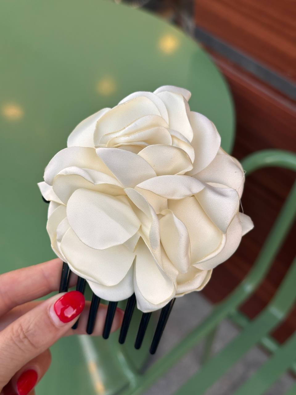 Krem Rengi Gül Figürlü Siyah Taraklı Toka Genişlik 11 cm. Uzunluk 13 cm.