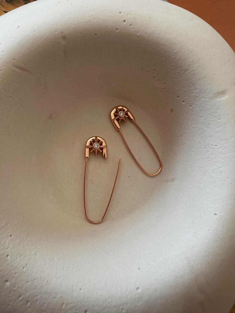 Vip Çelik Gold Renk Zirkon Tek Taş Kutup Yıldızı Detaylı Çatal İğne Tasarım Küpe Genişlik 1 cm. Uzunluk 3,5 cm.