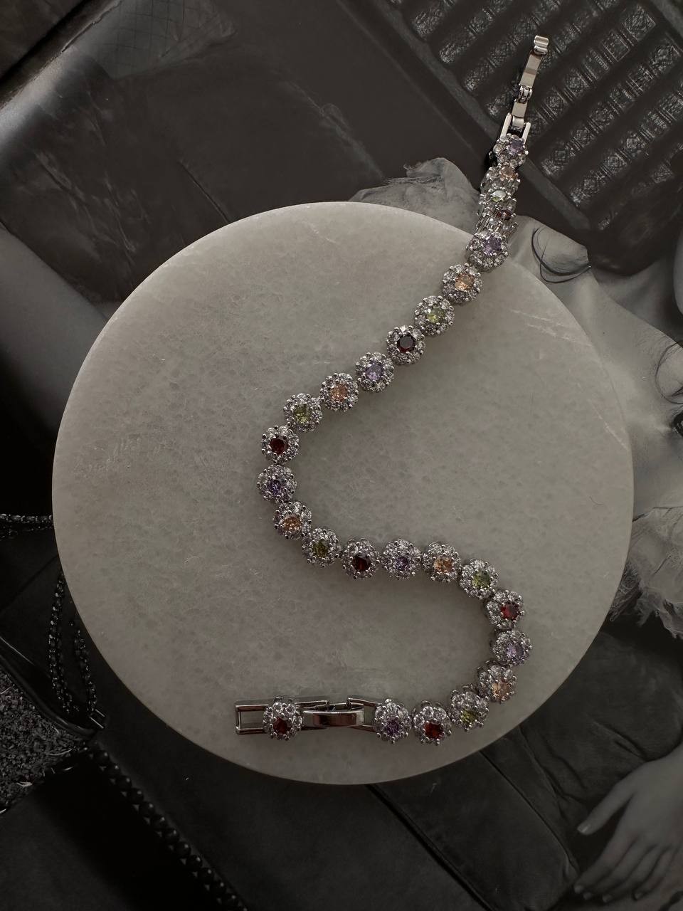 Vip Çelik Gümüş Renk Zirkon Renkli ve Beyaz Taşlı Çiçek Figürlü Antialerjik Bileklik Uzunluk 17,5 cm Ek Klipsle 19,5 cm.