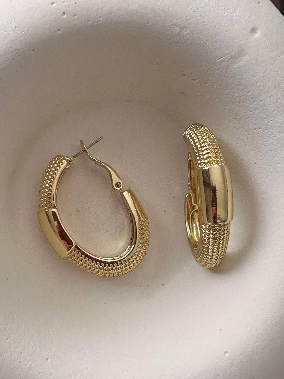 Vip Çelik Gold Renk Lazer Kesim Premium Seri Antialerjik Oval Halka Küpe Genişlik 2,5 cm. Uzunluk 3,5 cm.