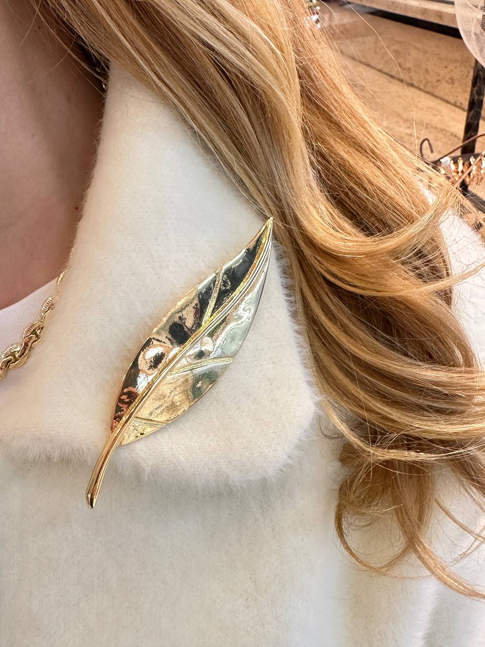 Metal Gold Renk Yaprak Figürlü Broş / Yaka İğnesi Uzunluk 10,5 cm.