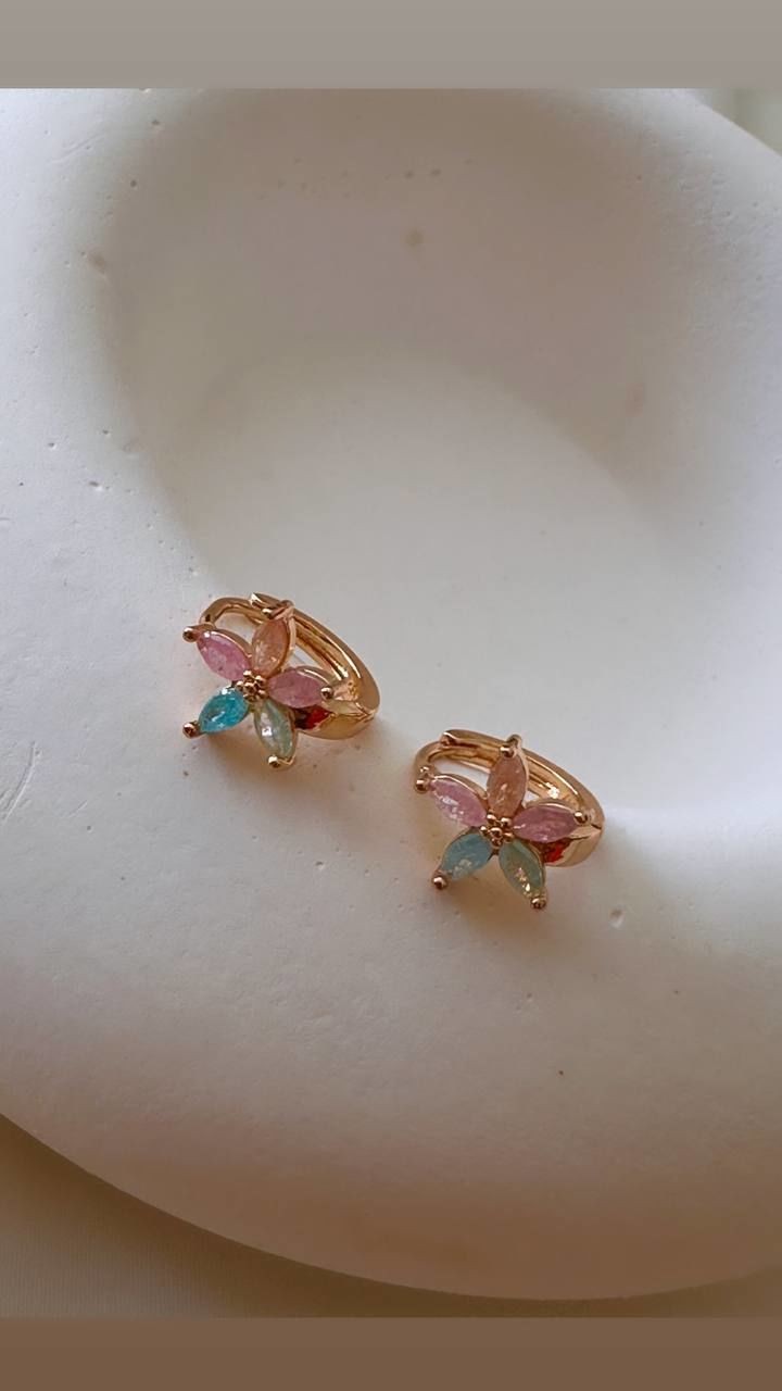 Vip Çelik Gold Renk Renkli Zirkon Taş Çiçek Figürlü Antialerjik Halka Küpe Genişlik 1,5 cm.