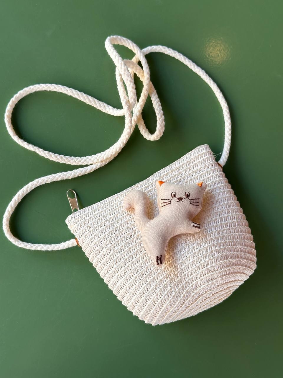Açık Krem Rengi Kedi Figürlü Hasır Çocuk Çanta En Boy 14 cm.