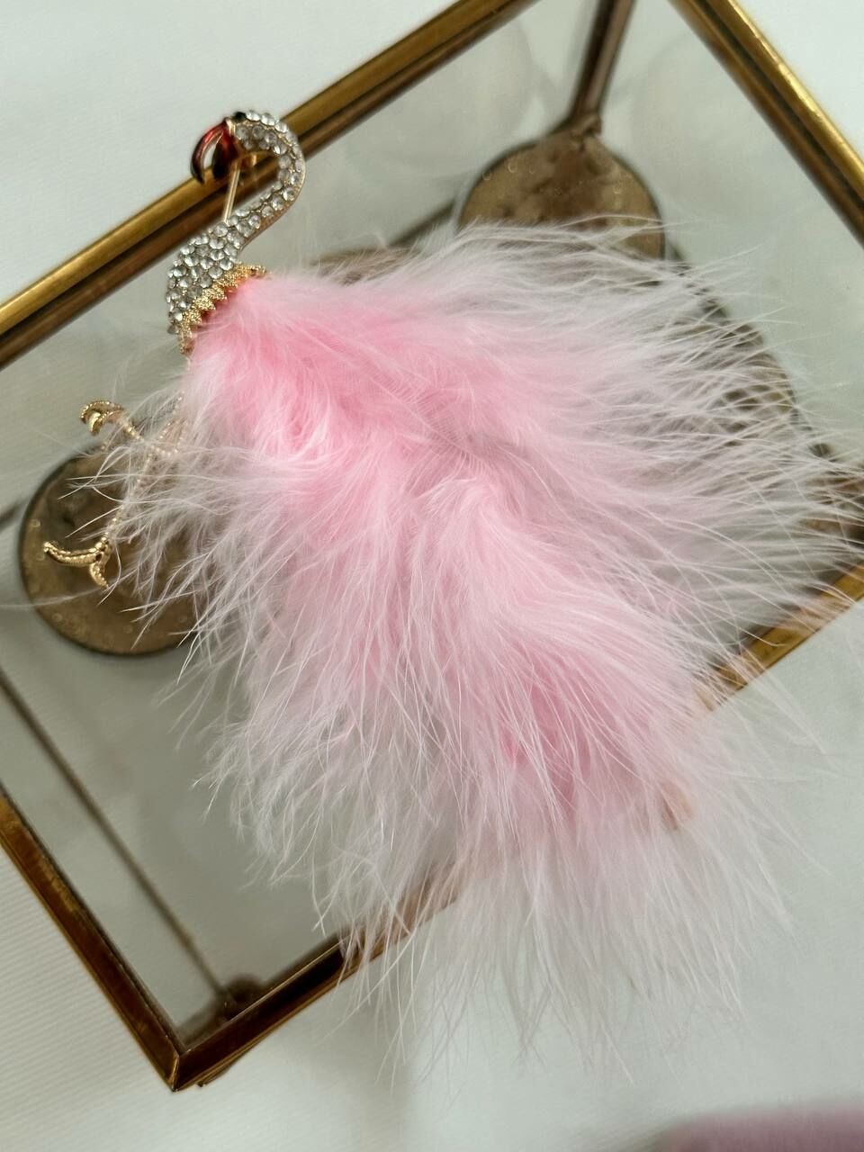 Gold Renk Kristal Taşlı Pembe Tüy Detaylı Flamingo Figürlü Broş Genişlik 10 cm. Boy 7 cm.