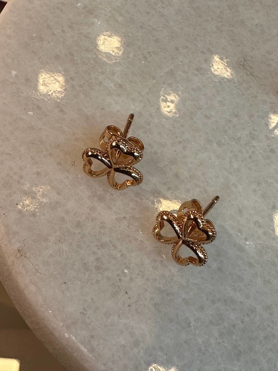 Vip Çelik Gold Renk Lazer Kesim 3 Kalp Figürlü Minimal Küpe Genişlik 1 cm.