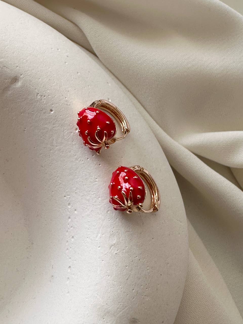 Vip Çelik Gold Renk Çilek Figürlü Halka Küpe Genişlik 1,3 cm.