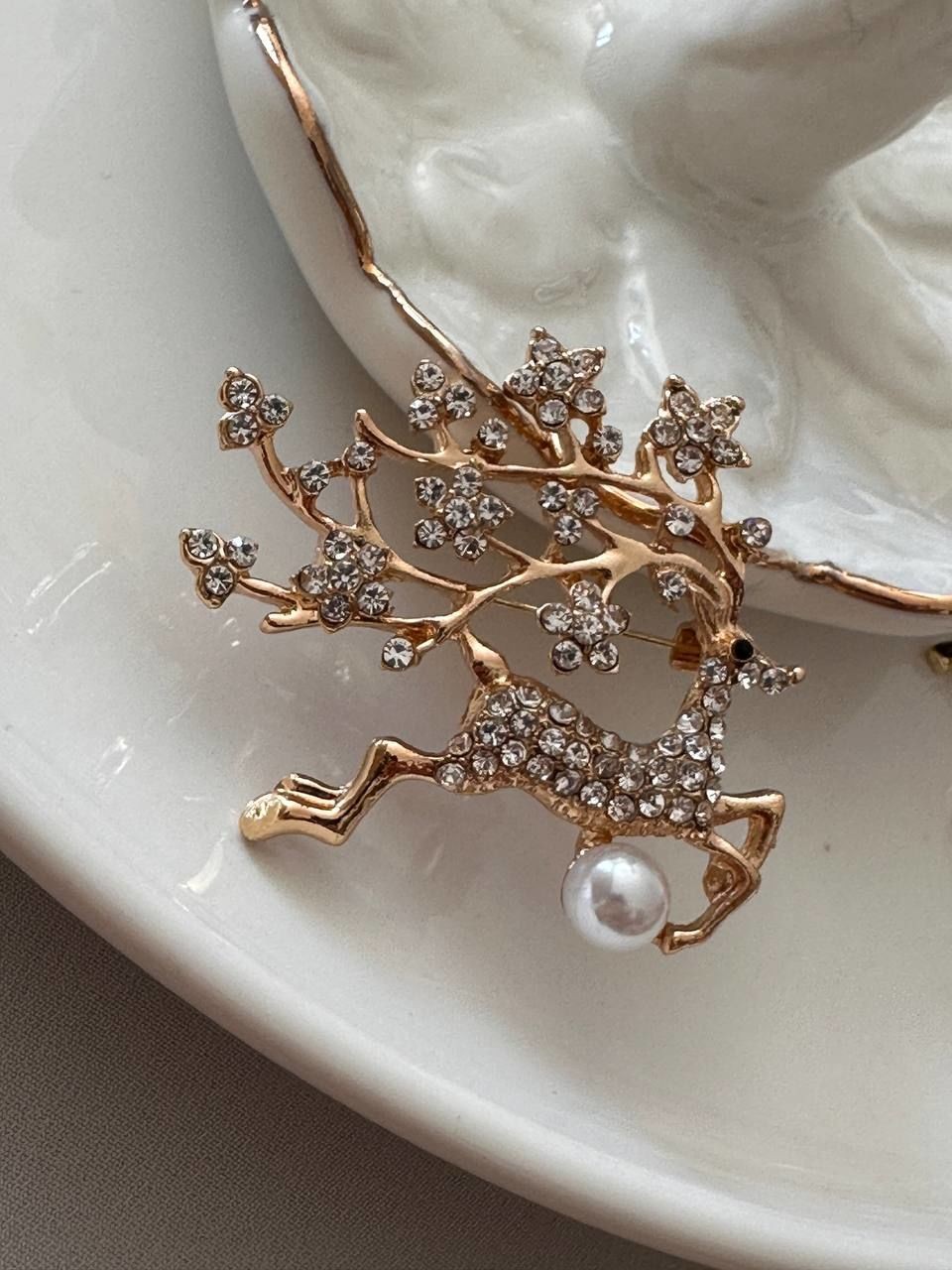 Gold Renk Kristal Taşlı İnci Detaylı Geyik Tasarım Broş En Boy 5 cm.