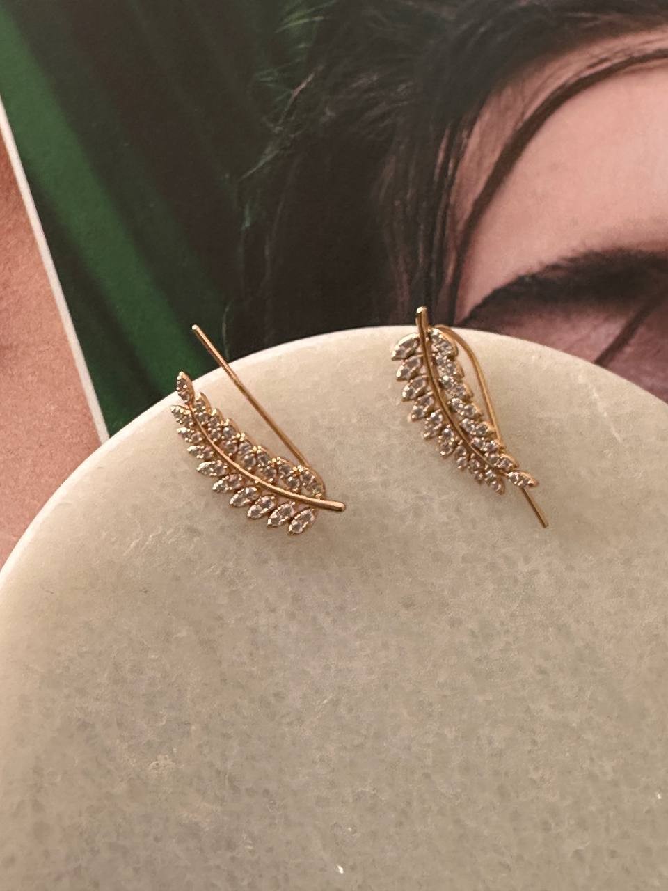 Vip Çelik Gold Renk Zirkon Taşlı Yaprak Figürlü Antialerjik Küpe Uzunluk 2 cm.