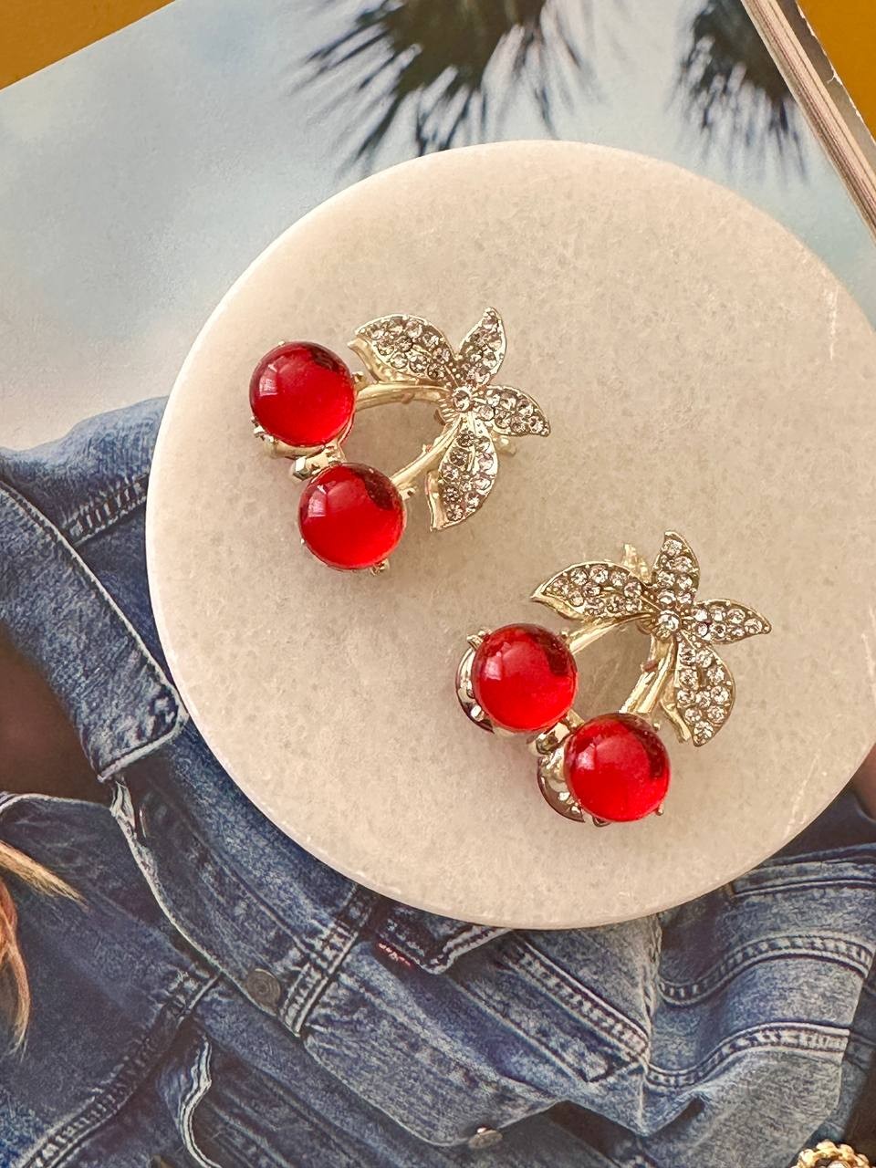 Gold Renk Kristal Renkli Taşlı Kiraz ve Kelebek Figürlü Metal 2'li Mandal Toka Genişlik 2,5 cm.