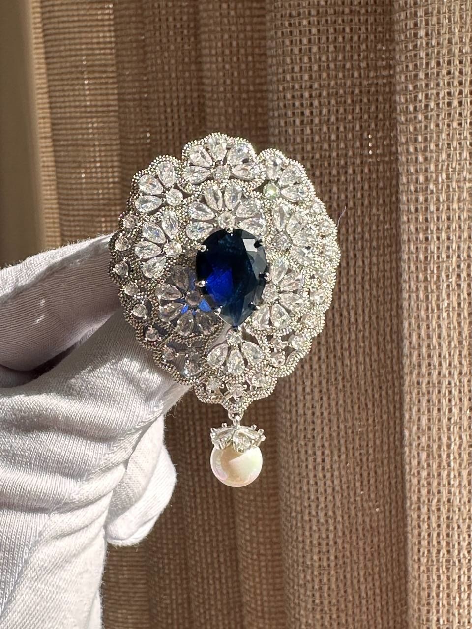 Gümüş Renk Zirkon Beyaz ve Gece Mavisi Taşlı Çiçek Figürlü İnci Sallantılı Broş Genişlik 4,5 cm Uzunluk 7 cm.