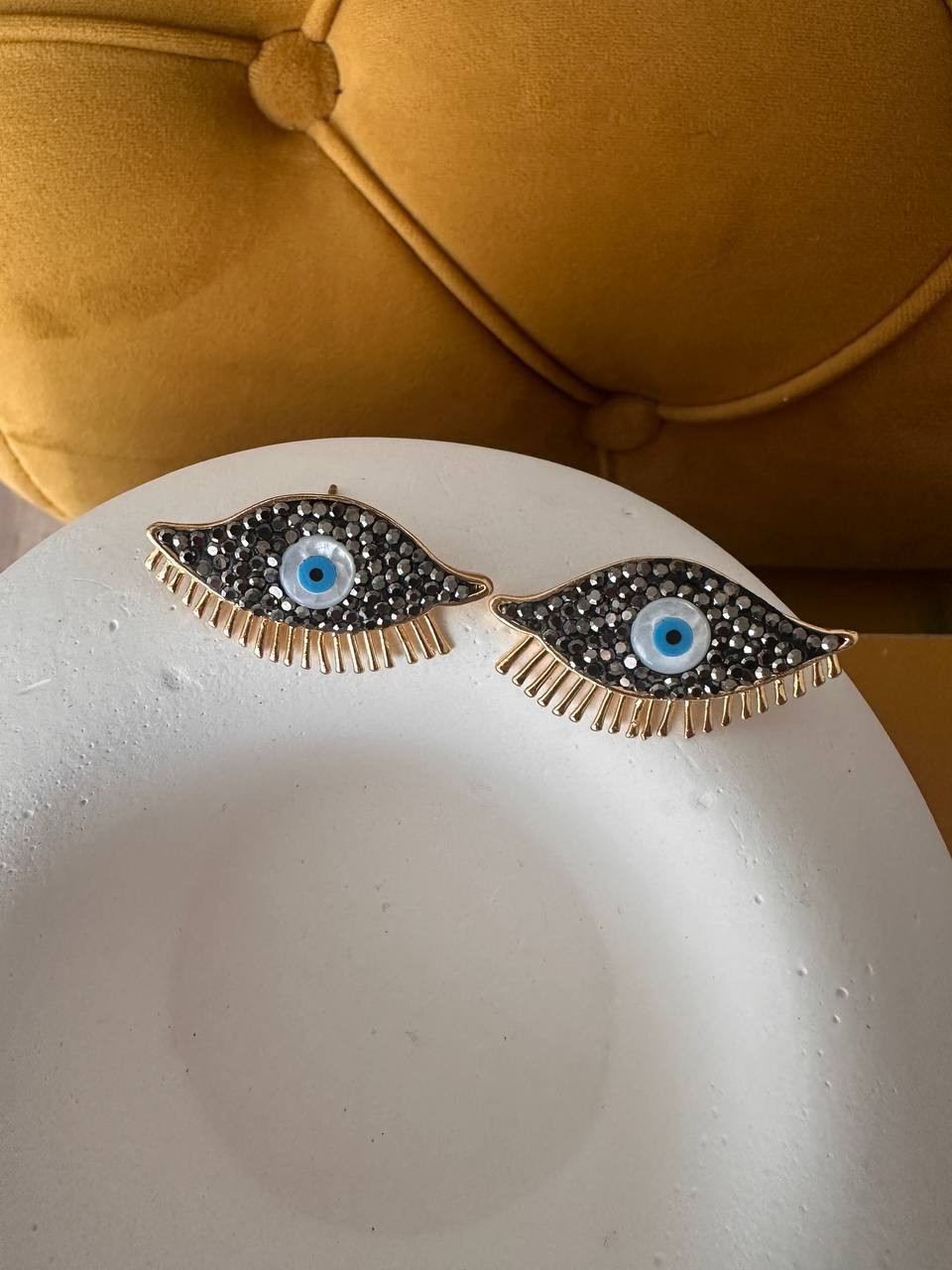 Gold Renk Zamak Üzeri Altın Kaplama Margazit Taşlı Göz Figürlü Özel Tasarım Küpe Genişlik 3,5 cm. Boy 2 cm.
