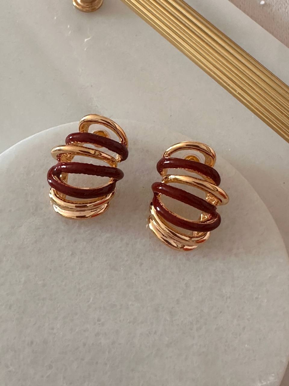 Gold Renk 925 K Gümüş Kaplama Bordo Mineli Tasarım Küpe Genişlik 2 cm. Uzunluk 3 cm.