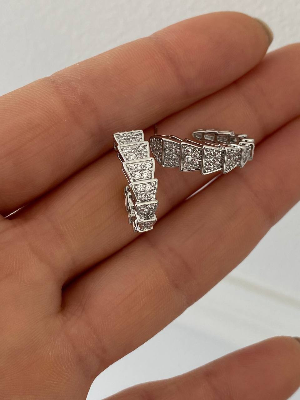 Vip Çelik Platin Renk Zirkon Taş Antialerjik Yarım Halka Küpe Genişlik 1,5 cm.