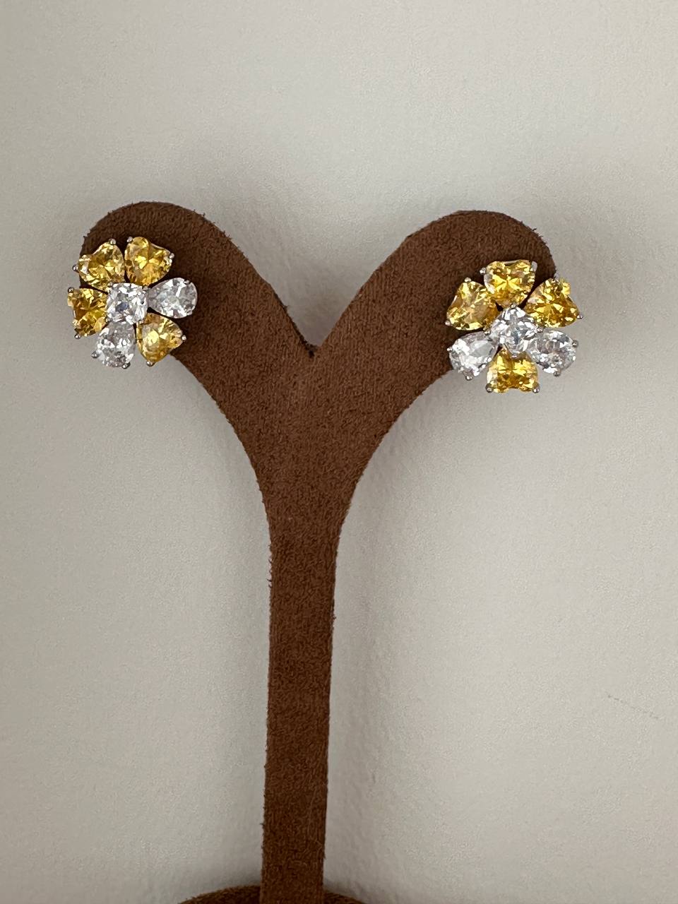 Vip Seri Gümüş Renk 925 K Gümüş Kaplama Zirkon Beyaz ve Sarı Taşlı Çiçek Figürlü Küpe Genişlik 1,5 cm.