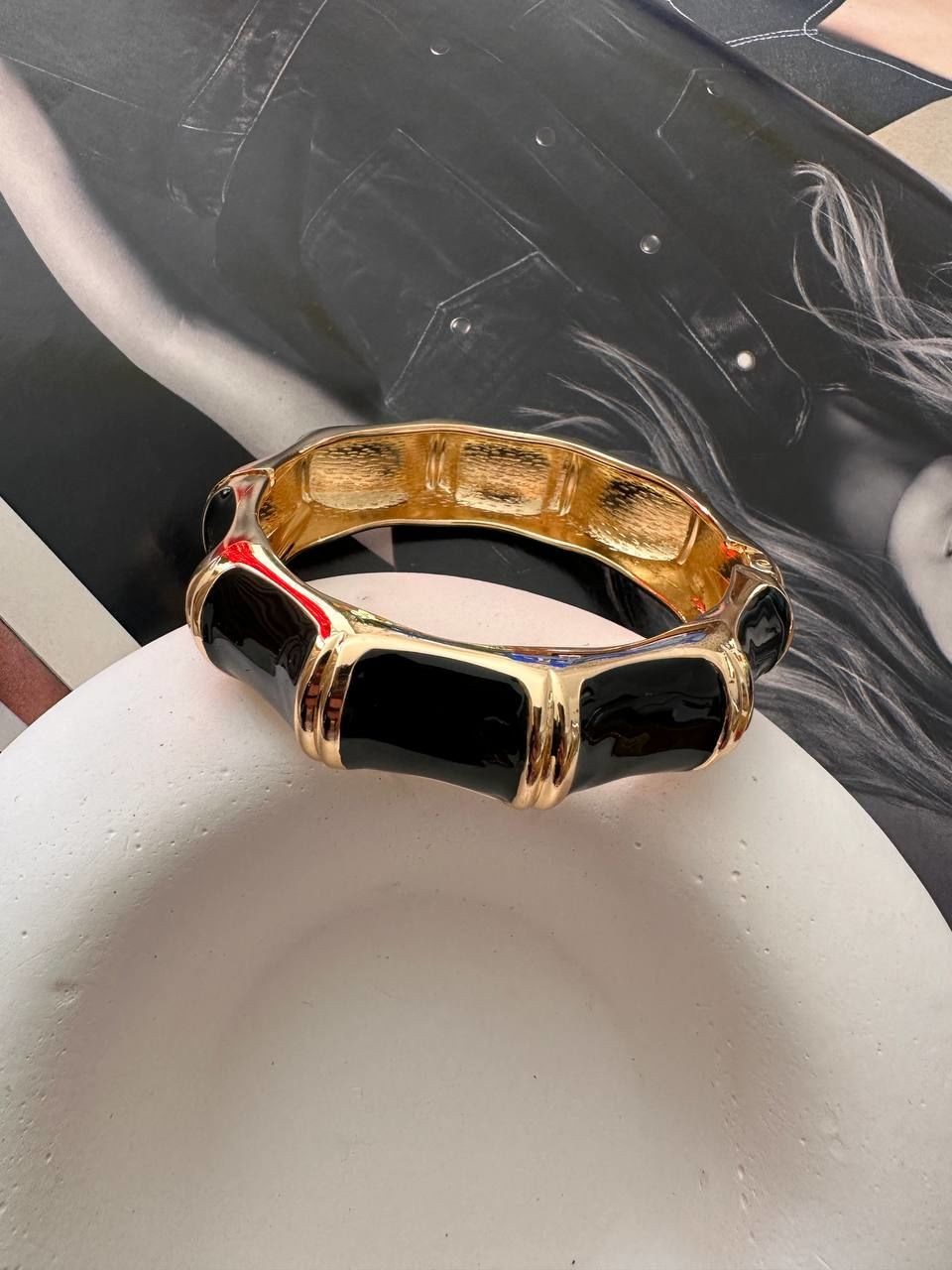 Gold Renk Rodyum Kaplama Siyah Mineli Kalın Kelepçe Bileklik Genişlik 6,5 cm. Kalınlık 1,5 cm.