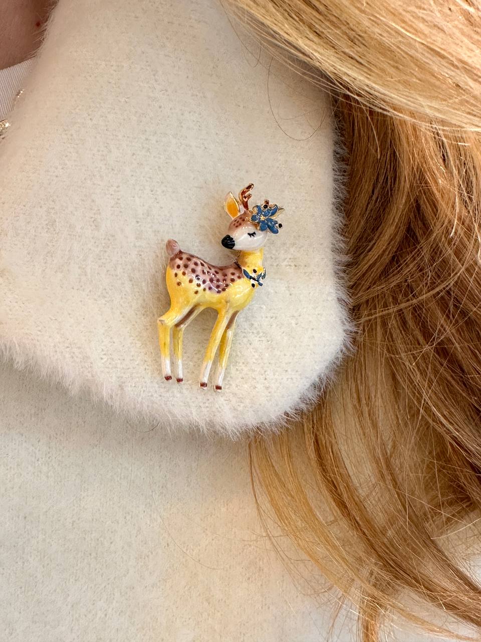 Metal Gold Renk Renkli Mineli Geyik Figürlü Broş / Yaka İğnesi Genişlik 2,5 cm. Boy 4 cm.