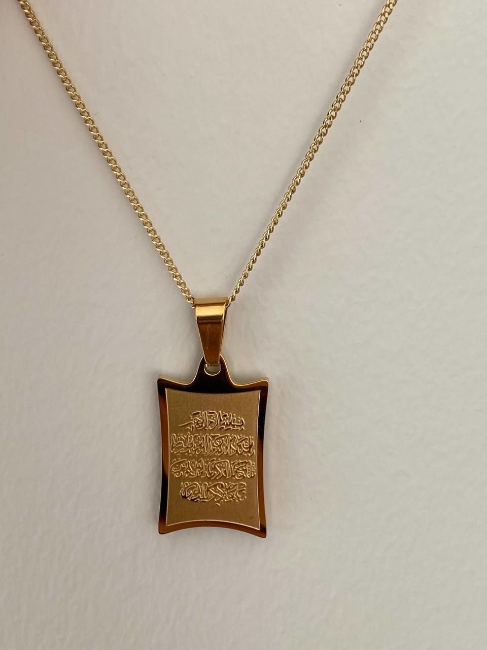 Vip Çelik 14 Ayar Altın Rengi Nazar Duası Yazılı Dikdörtgen Plaka Kolye Uzunluk 43 cm. Uç Uzunluk 2,5 cm.