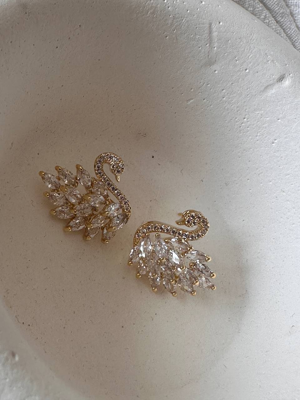 Vip Seri Gold Renk 925 K Gümüş Kaplama Zirkon Taşlı Kuğu Figürlü Küpe Genişlik 2 cm.