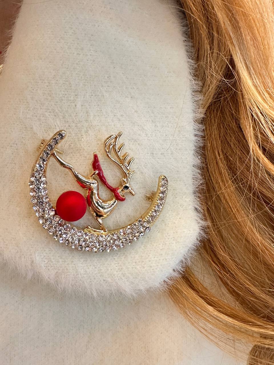 Metal Gold Renk Kristal Taşlı Geyik Figürlü Yılbaşı Temalı Tasarım Broş / Yaka İğnesi Genişlik 4,5 cm. Boy 4 cm.