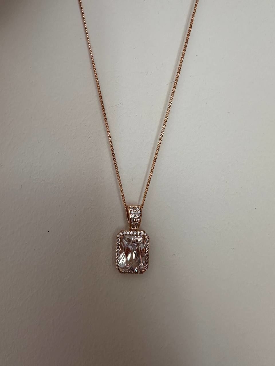 Vip Çelik Gold Renk Zirkon Baget Taş Sallantılı Antialerjik Kolye Uzunluk 45 cm. Uç Genişlik 1,5 cm. Uzunluk 3 cm.