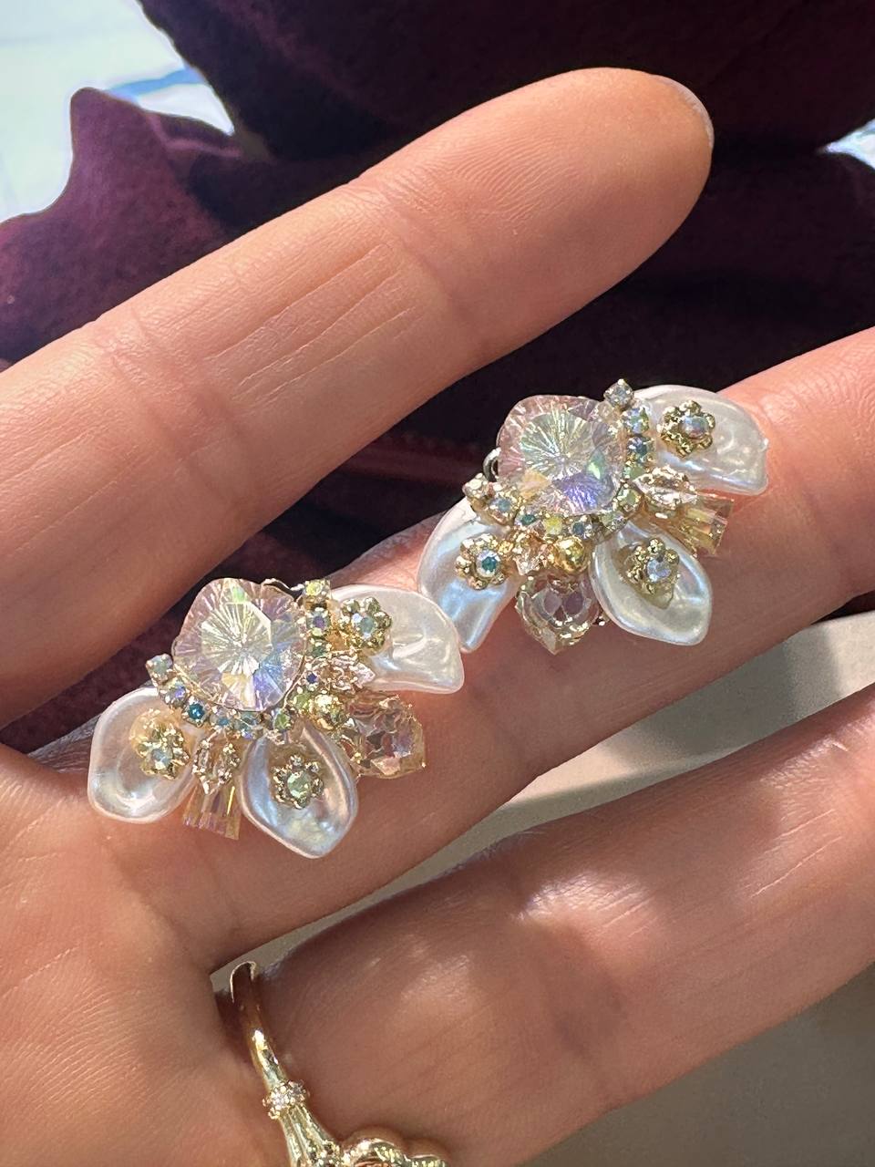 Vip Seri Gold Renk Sedef ve Renkli Kristal Taşlı Küpe Genişlik 2,5 cm.