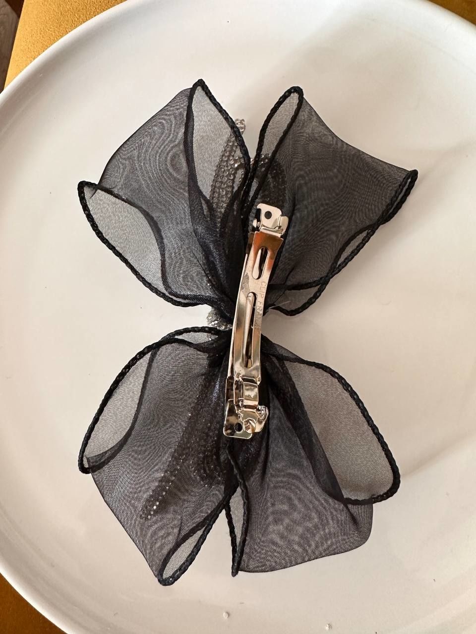 Siyah Tül Kristal Taşlı Fiyonk Figürlü Metal Klips Toka Uzunluk 18 cm. Genişlik 13 cm.
