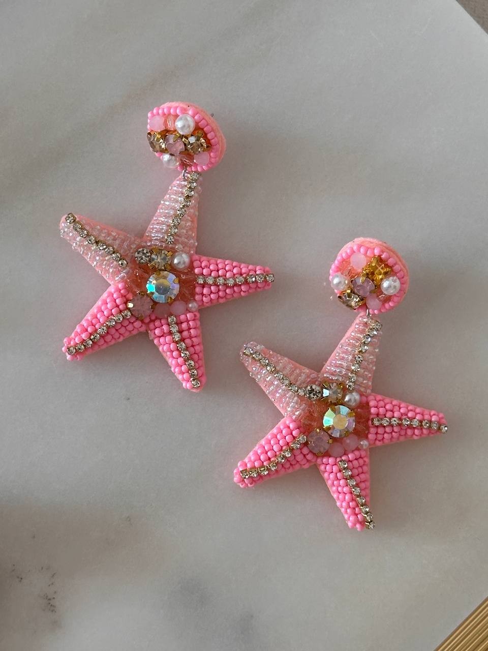 Gold Renk Rodyum Kaplama Pembe Boncuk ve Renkli Kristal Taşlı Deniz Yıldızı Sallantılı Küpe Genişlik 5 cm. Uzunluk 7 cm.