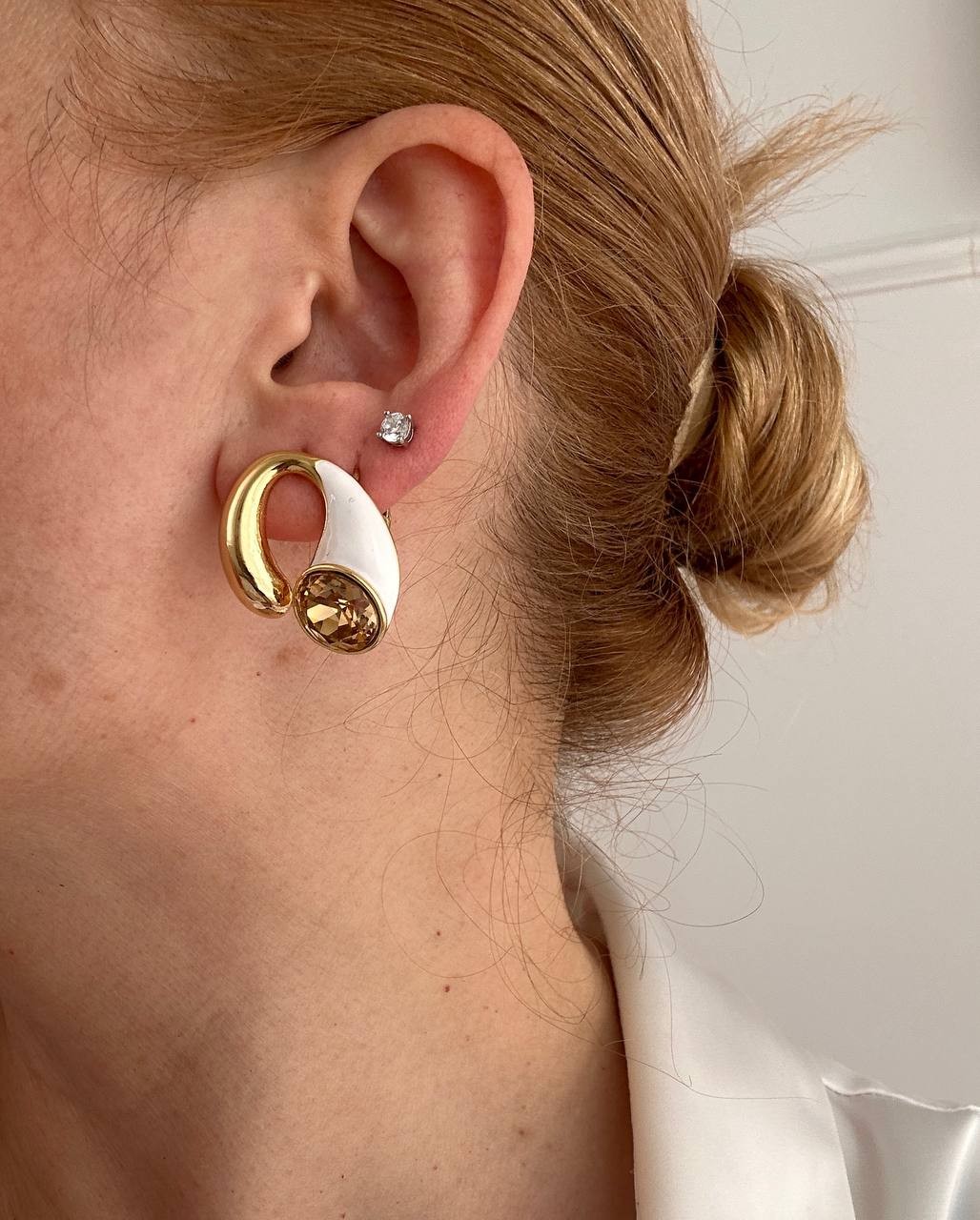 Vip Seri Gold Renk Zirkon Taşlı Beyaz Mineli Rodyum Kaplama Tasarım Küpe En Boy 2,5 cm.