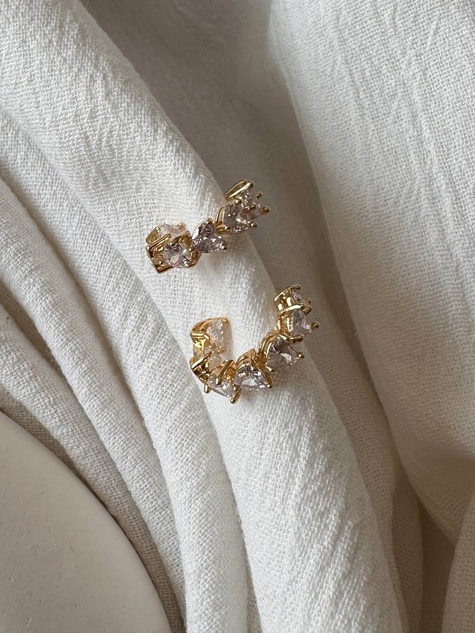 Vip Seri Gold Renk 925 K Gümüş Kaplama Zirkon Kalp Taşlı Yarım Halka Küpe Genişlik 2 cm.