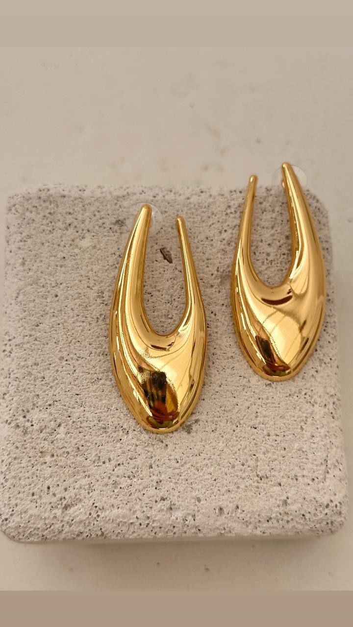 Gold Renk Rodyum Kaplama Uzun Sallantılı Küpe Genişlik 2,5 cm. Uzunluk 6,5 cm.