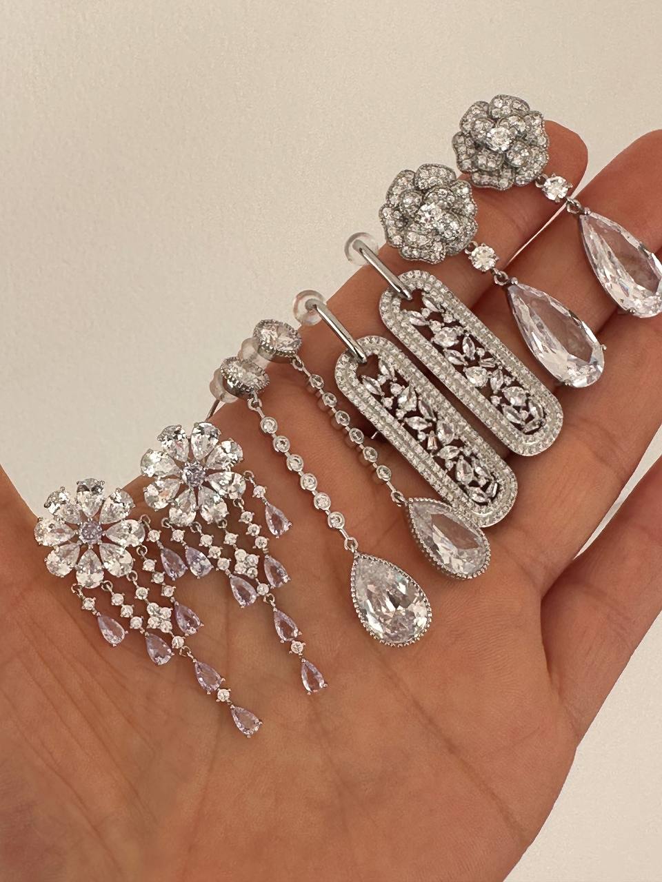 Vip Seri Gümüş Renk 925 K Gümüş Kaplama Zirkon Damla Taş Sallantılı Çiçek Figürlü Özel Tasarım Küpe Uzunluk 4 cm.