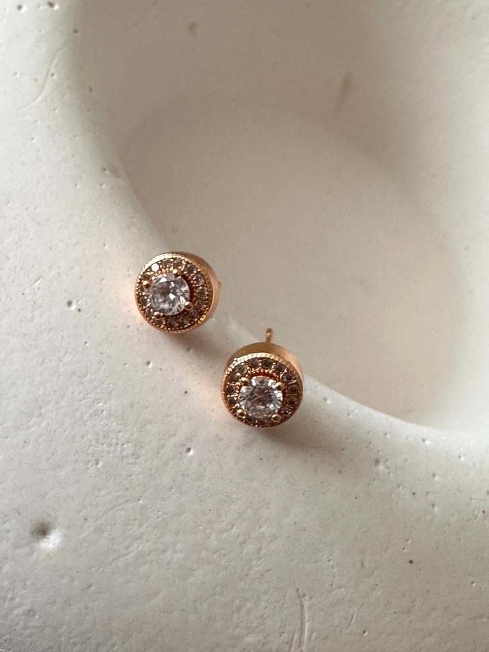Vip Çelik Gold Renk Zirkon Tektaş Antialerjik Minimal Küpe Genişlik 7 mm.