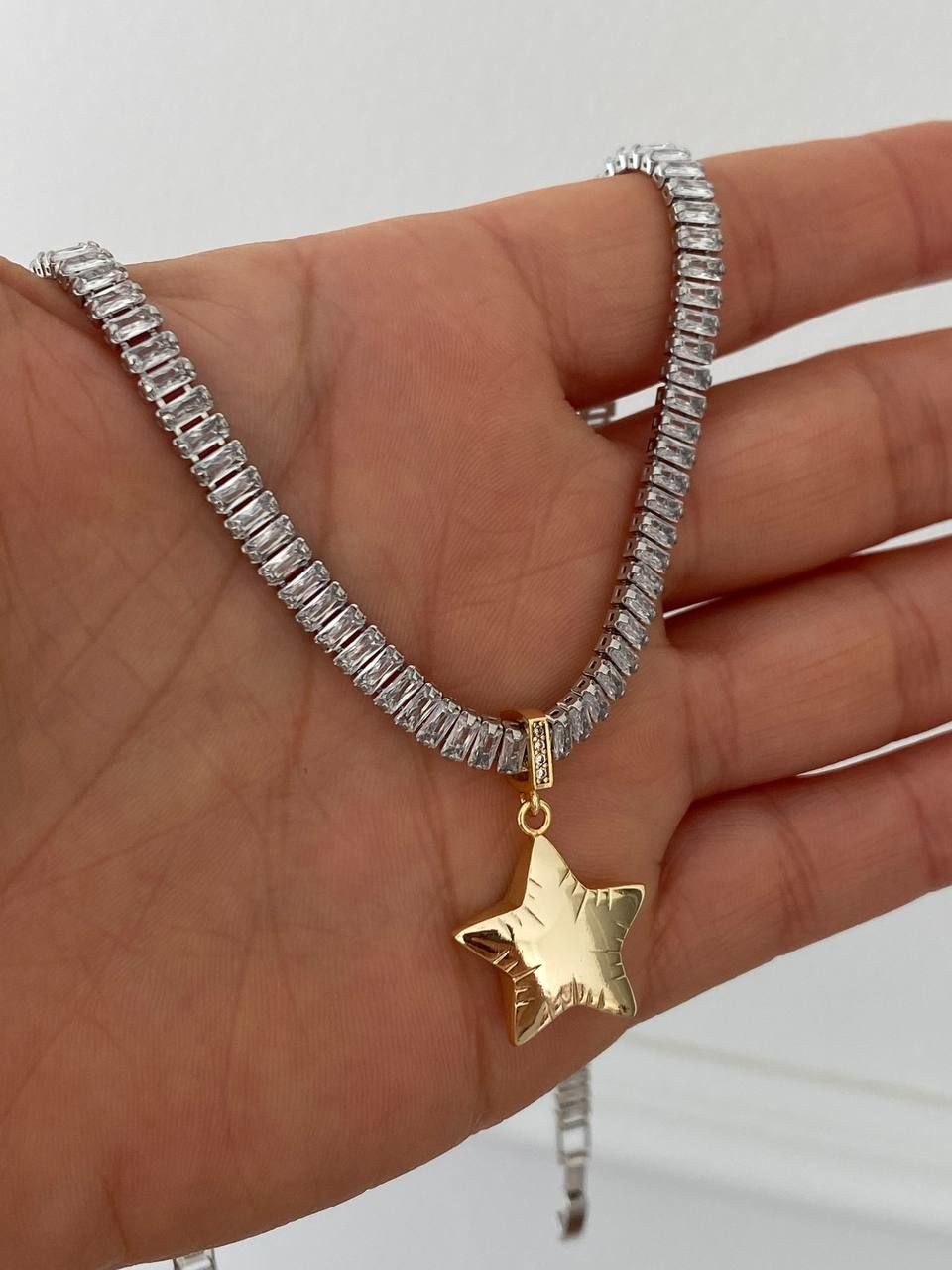 Platin Renk Zirkon Baget Taş Rodyum Kaplama Yıldız Sallantılı Su Yolu Choker Kolye Uzunluk 36 cm. Ek Klipsle 39 cm.