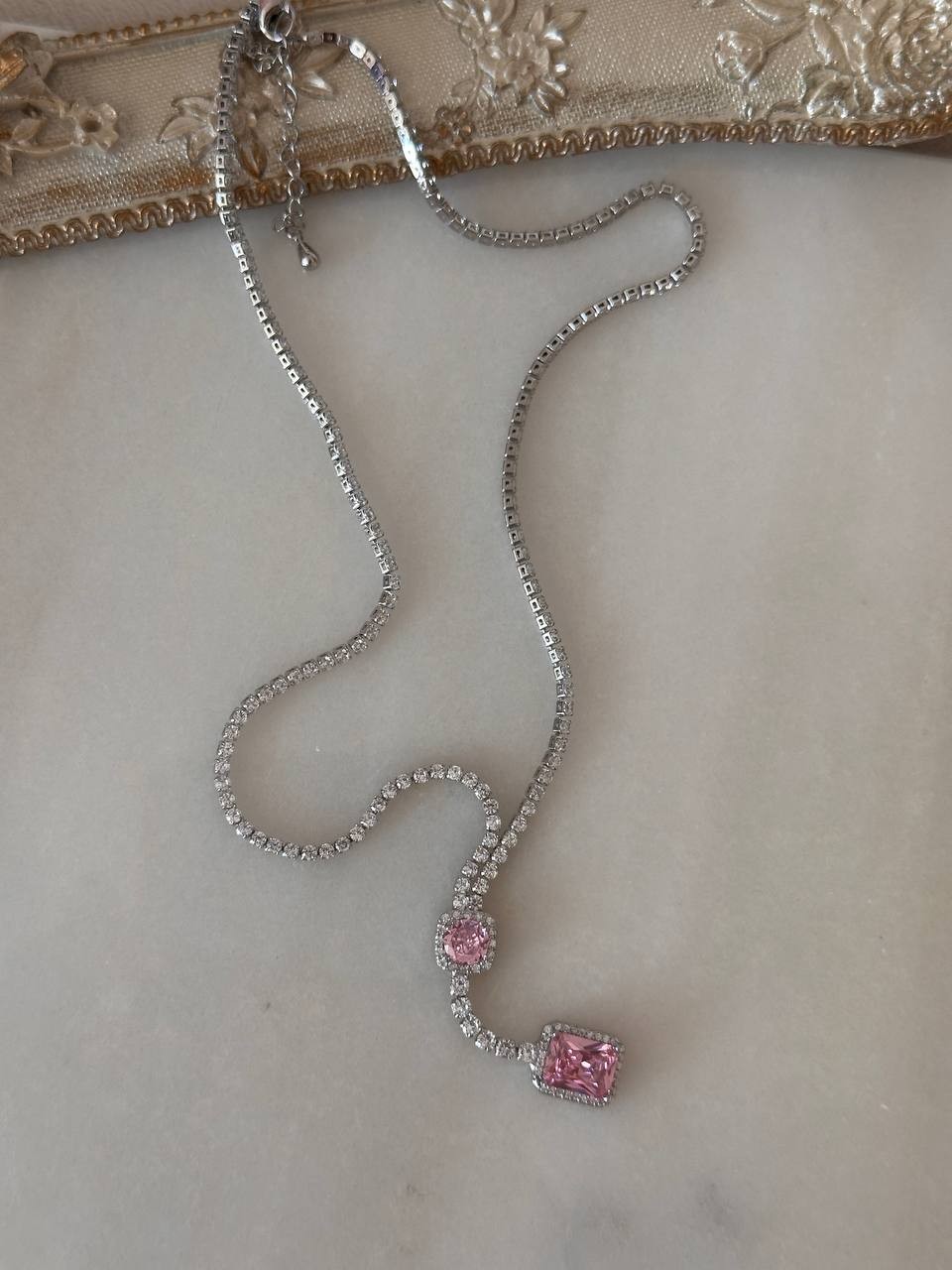 Gümüş Renk Paslanmaz Çelik Zirkon Taşlı Pembe Baget Taş Sallantılı Su Yolu Kolye Uzunluk 40 cm. 45 cm. Taş 2 mm.