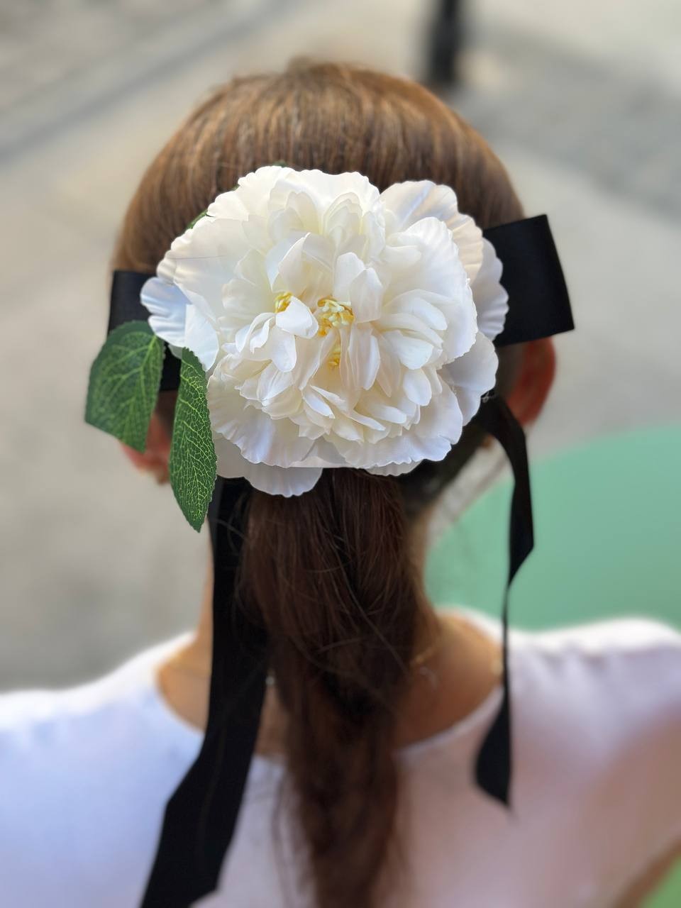 Krem Rengi Çiçek Figürlü Siyah Kurdele Sallantılı Klips Toka Genişlik 19 cm. Uzunluk 35 cm.