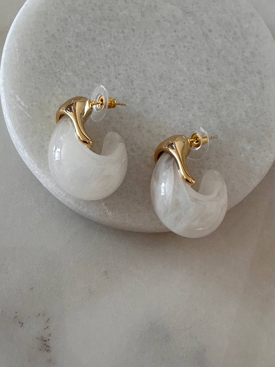 Vip Seri Gold Renk 925 K Gümüş Kaplama Krem Rengi Oval Akrilik Küpe Genişlik 1,5 cm. Uzunluk 3 cm.