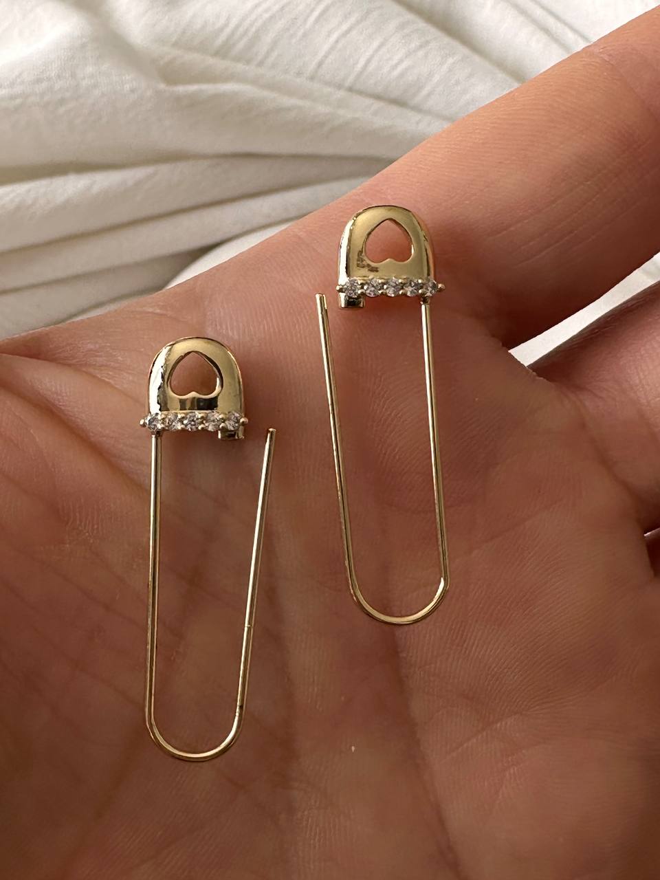 Vip Çelik Gold Renk Zirkon Taşlı Çatal İğne Figürlü Antialerjik Küpe Uzunluk 3,5 cm.