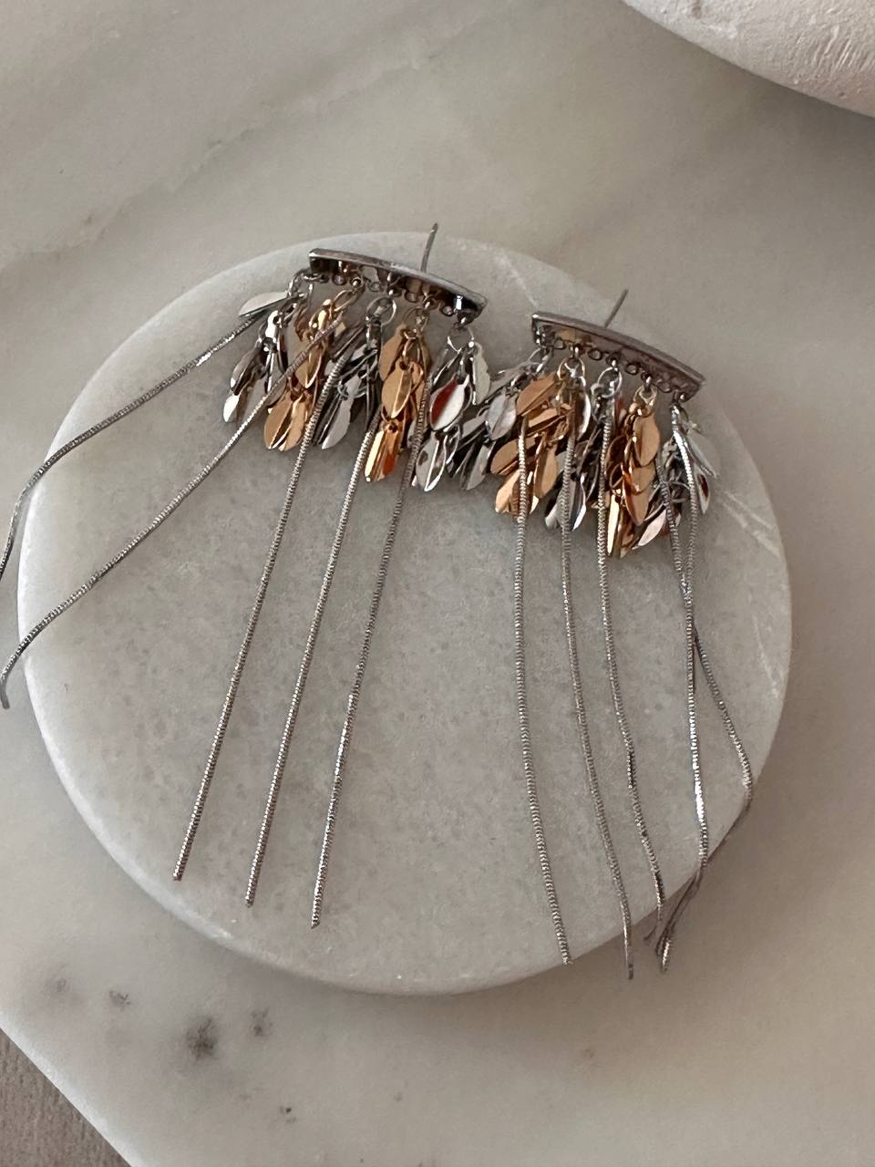 Vip Çelik Gümüş ve Gold Renk Saçaklı Tasarım Küpe Genişlik 2 cm. Uzunluk 8 cm.