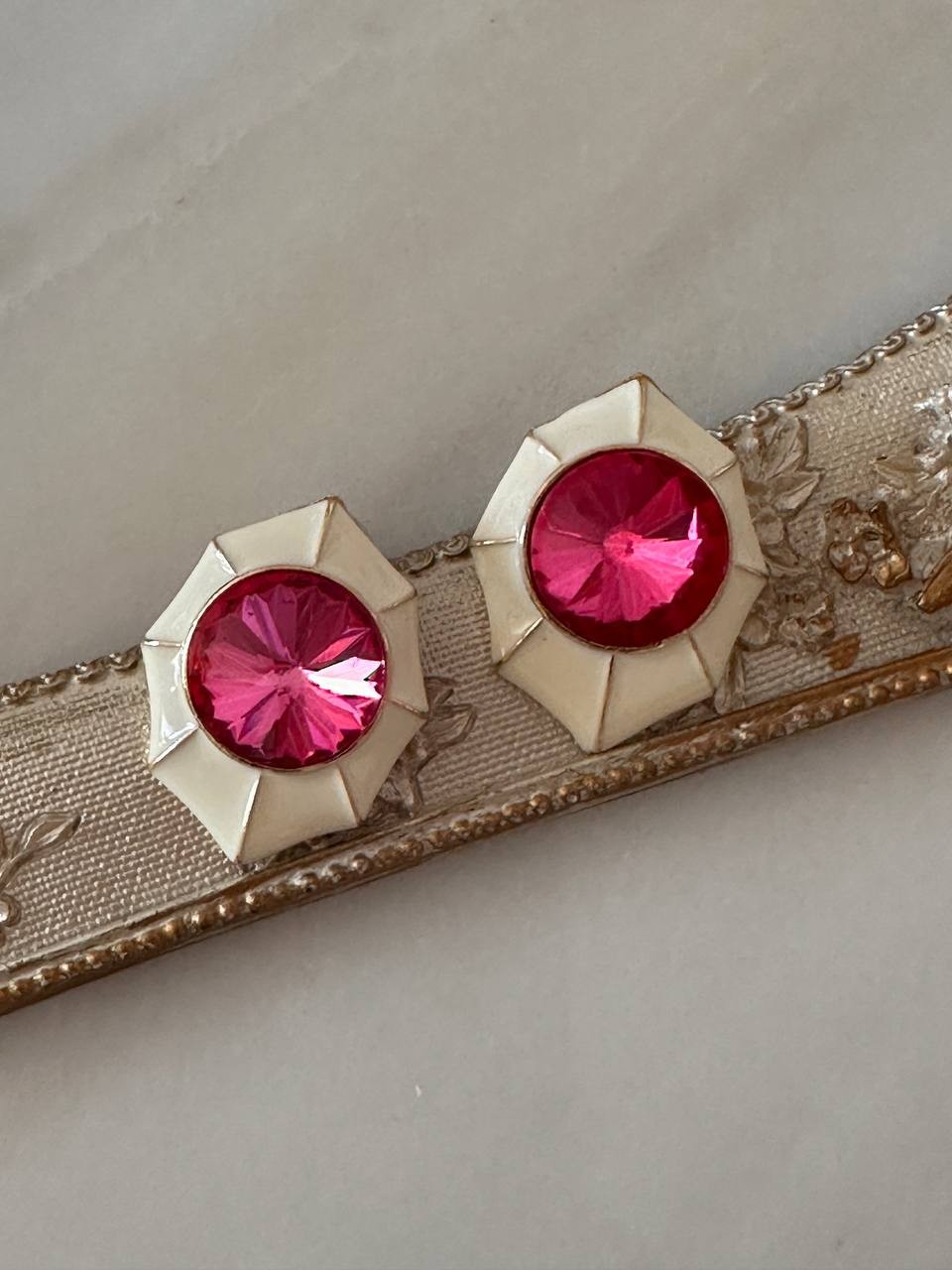 Vip Seri Gold Renk Krem Rengi Mineli Pembe Taşlı Rodyum Kaplama Tasarım Küpe Genişlik 2,5 cm. Uzunluk 3 cm.