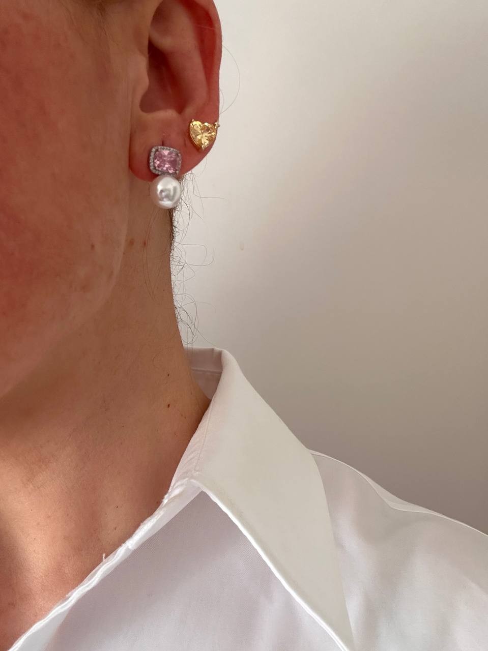 Vip Seri Gümüş Renk 925 K Gümüş Kaplama Pembe Zirkon Taşlı ve Cam İncili Tasarım Küpe Uzunluk 1,5 cm.