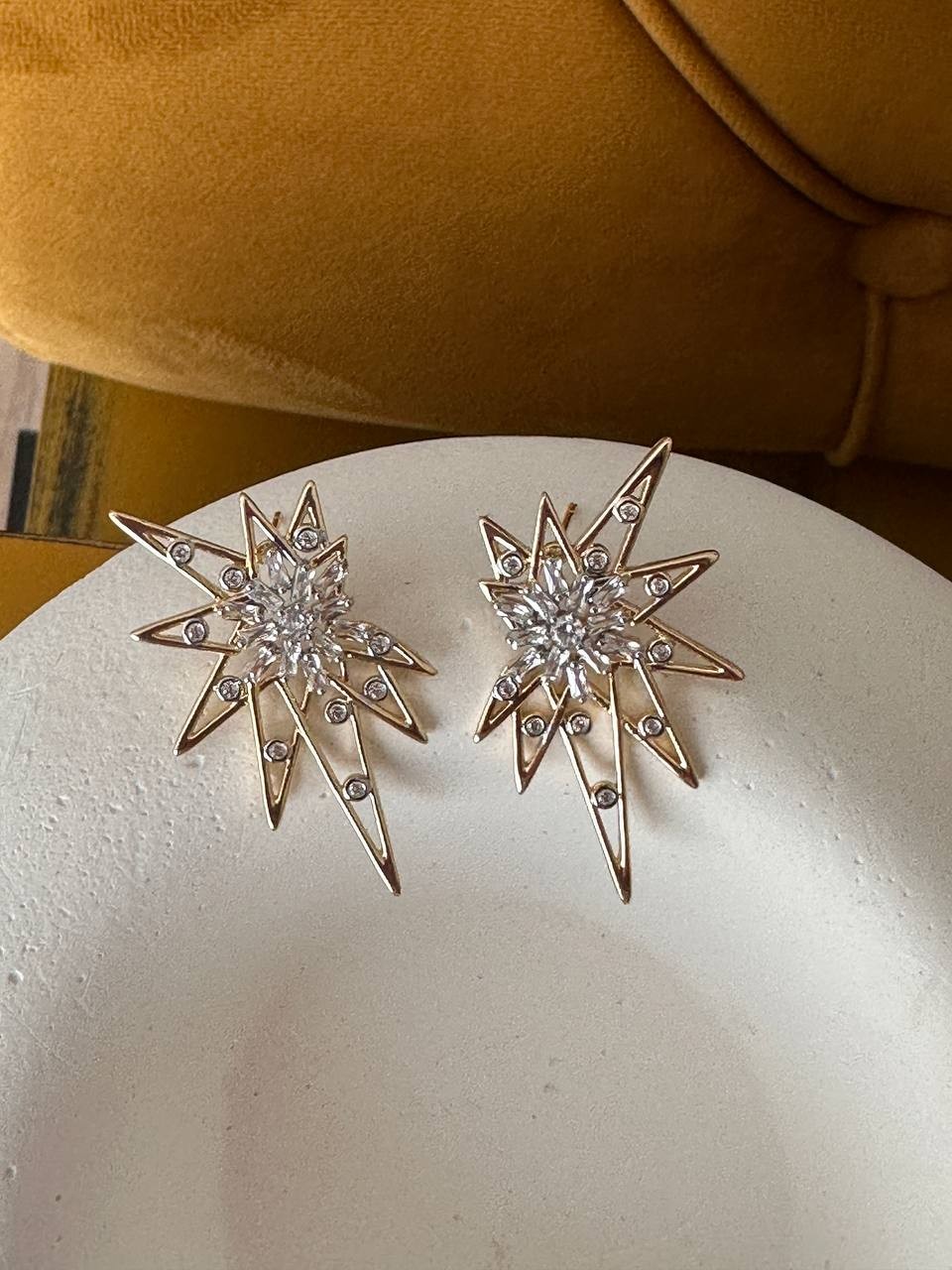 Gold Renk Zirkon Taşlı Rodyum Kaplama Kutup Yıldızı Tasarım Küpe Genişlik 2 cm. Uzunluk 4 cm.