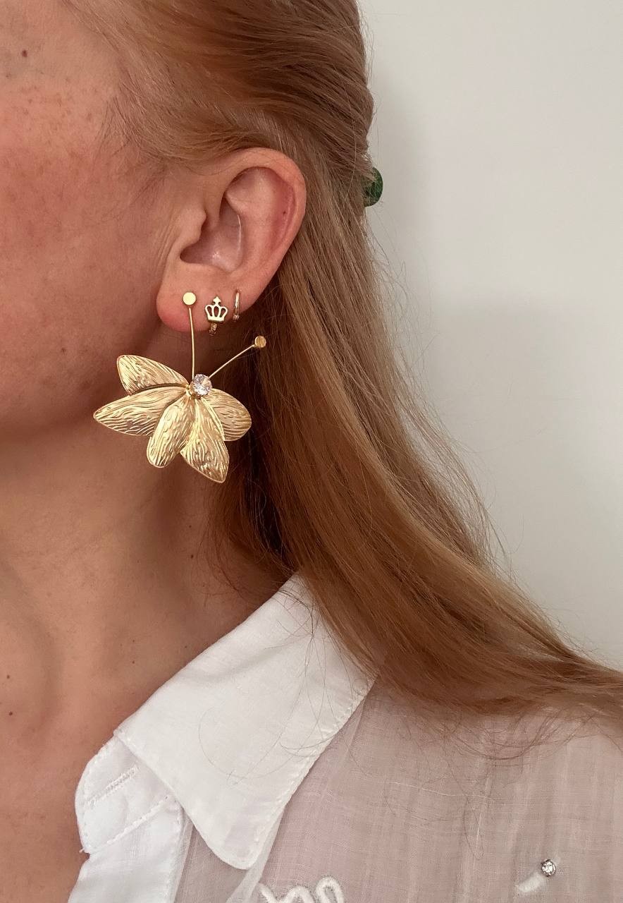 Vip Seri Gold Renk Zirkon Taşlı Rodyum Kaplama Arı Tasarım Küpe Genişlik 4 cm. Uzunluk 5 cm.