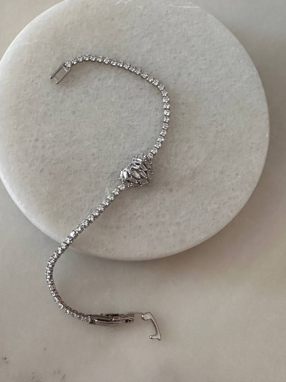 Vip Seri Gümüş Renk Zirkon Taşlı Kalp Figürlü Rodyum Kaplama Su Yolu Bileklik Uzunluk 16 cm. Ek Klipsle 17 cm.
